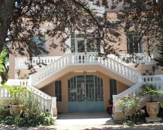 Villa Hanna - Vic-le-Fesq - Edificio