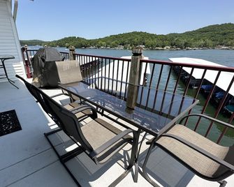 Furnished condo, 3 Bed Rm, 2 Bths + Loft, Sleeps 6 In Queen Beds, 2 in bunk bed. - Camdenton - Balcony