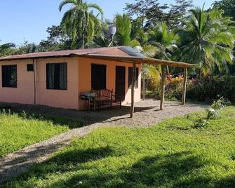 Come and enjoy a slice of paradise just 200 meters from the Pacific Ocean! - Matapalo - Patio