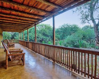 Kubu Safari Lodge - הודספרוט - מרפסת