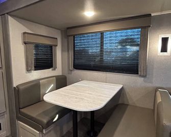 Cozy Private Rv Stay – Safe Driveway Parking & Wifi - San Antonio - Essbereich