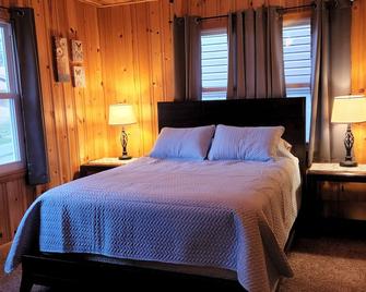Lake house with a view! Overlooks Warsaw and Lake of the Ozarks, Sleeps 4 - Warsaw - Habitación