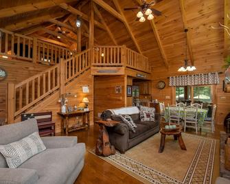 Beautiful Log Cabin on 17 Acres in NW Pennsylvania w/Hot Tub - Emlenton - Sala de estar