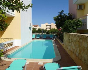 Anniko - Stalos - Piscina