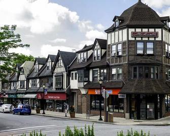 1B/1B Cottage at the College w/ Free Parking, Stores Galore, & W/D! - Swarthmore - Building