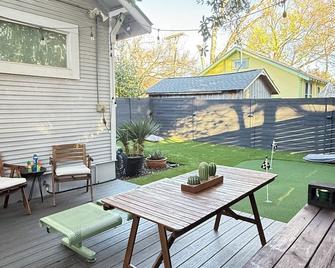 2/1 Sleeps 6 In Central Austin. Great For Football Games, Sxsw, Acl, Formula 1 - Austin - Patio