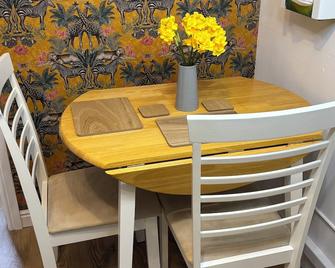 Cosy Studio Near Park and Town - Bromsgrove - Dining room