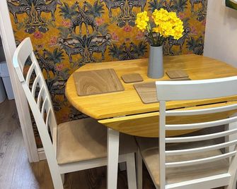 Cosy Studio Near Park and Town - 布羅姆斯格羅夫 - 餐廳