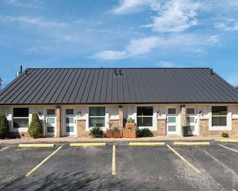 Contemporary Couples Getaway Near Austin Favorites - Loft 21 - Austin - Building