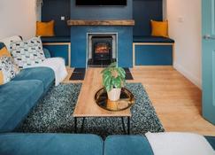 Cosy Hot Tub Getaway Bungalow - Armagh - Living room