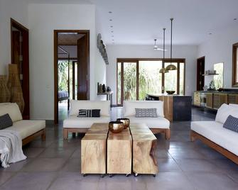 An exclusive Private Island where Western elegance meets Nicaraguan magic. - Granada - Living room