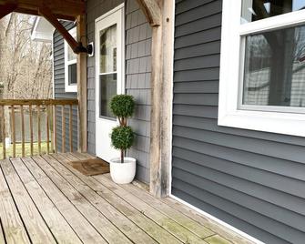 Kayaks | Relax by River | 10 Min to Shipshewana | - Howe - Balcony