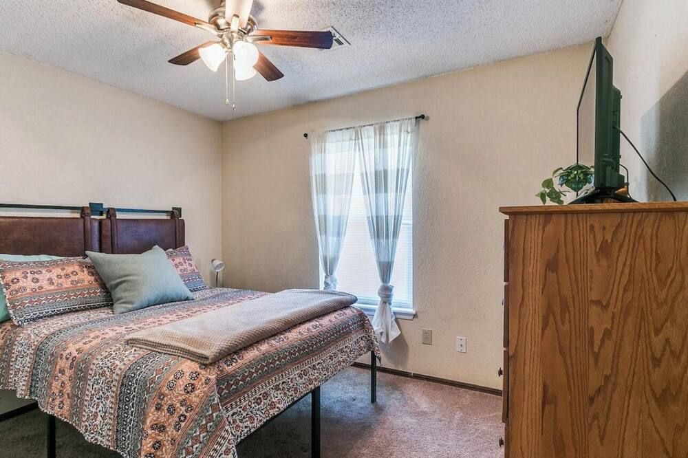 Cute cottage just off I40, Kilpatrick Turnpike and near Crest - Yukon - Slaapkamer
