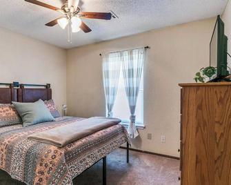 Cute cottage just off I40, Kilpatrick Turnpike and near Crest - Yukon - Ložnice