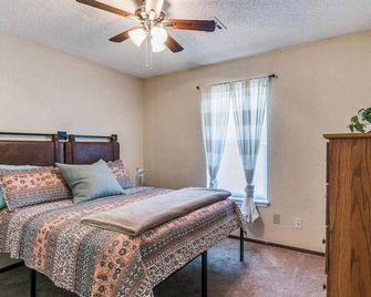 Cute cottage just off I40, Kilpatrick Turnpike and near Crest - Yukon - Slaapkamer
