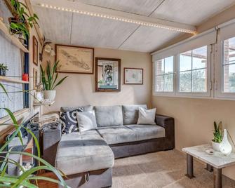 Rustic Holiday Home in Monsagrat With Private Pool - Monsagrati - Sala de estar