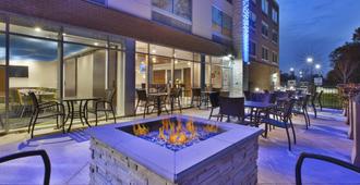 Holiday Inn Express & Suites Grand Rapids - Airport North - Grand Rapids - Patio
