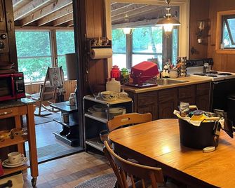 Charming 2-bedroom cabin on the water! Featuring boathouse and dock Saranac Lake - Saranac Lake - Dining room