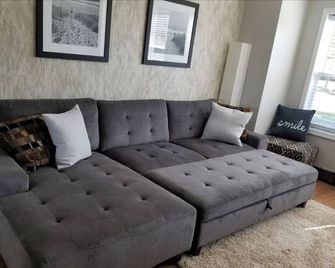 Skots Villa Bottom East. Centrally located near Sanford Medical Center & Midco. - Sioux Falls - Living room