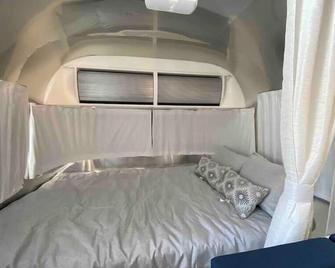 Modern Airstream with amazing view - 10 to 15 minutes from Kings Canyon National Park - Dunlap - Bedroom