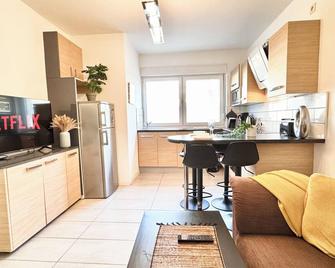 Nice 2 rooms near the main station - Essen - Cocina