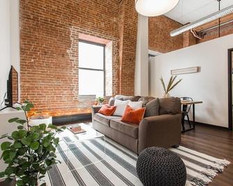 Hip Downtown Loft Walk to River Market and DT - Kansas City - Living room
