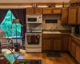 The cottage on the hill in the woods - French Lick - Kitchen