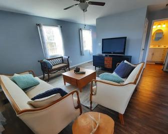 Small house with lake view 5 minutes to I-75 and Renfro Valley. - Mt Vernon - Sala de estar