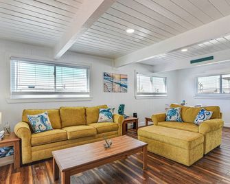Pet-Friendly Galveston Home: Walk to Beaches! - Galveston - Living room