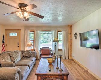 Well-Appointed Fruita Townhome Hike and Bike Nearby - Fruita - Living room