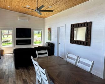 Newly Built Lakefront Getaway! Your Perfect Escape Awaits you @ Deer Creek Cabin - Graham - Essbereich
