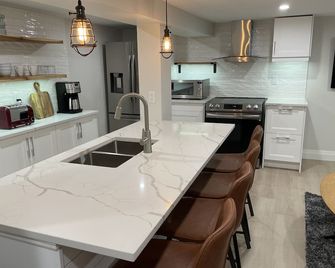 Southy 1 Bdrm Lower South End Halifax walking distance to downtown/& Ocean - Halifax - Kitchen
