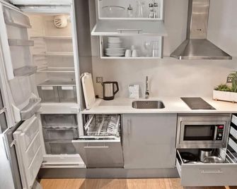 Fisa Rentals Gran Via Apartments - Barcelona - Kitchen