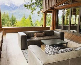 New Denver Lodge! Your Private Retreat with Superb views in the West Kootenays - New Denver - Sala de estar