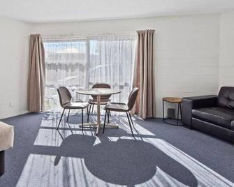 Motel Six - Whangarei - Living room