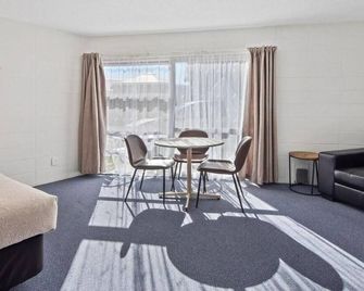 Motel Six - Whangarei - Oturma odası