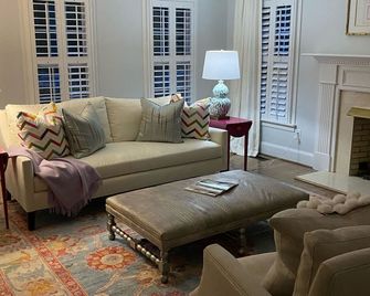 Great Get Away Home - Montpelier - Living room