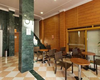 إن ا تش هوتل توريمولينوس - توريمولينوس - مطعم