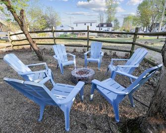 Buckeye Lake: Chicks on Canal - Millersport - Patio