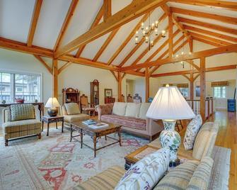 Luxury Vacation Rental in the Berkshires! - Williamstown - Living room
