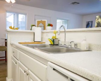 Comfy Natomas Apartment - Sacramento - Cocina