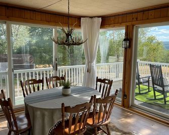 Finger Lakes Farmhouse- stunning lake views on wine trail-10 min to Watkins Glen - Burdett - Balcony