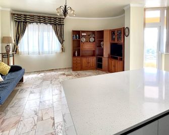 Cosy Sea View Apartment - Almada - Living room