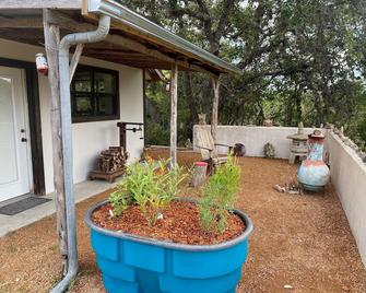 Quiet Studio located on 110 acre ranch with walking trails - Blanco - Patio