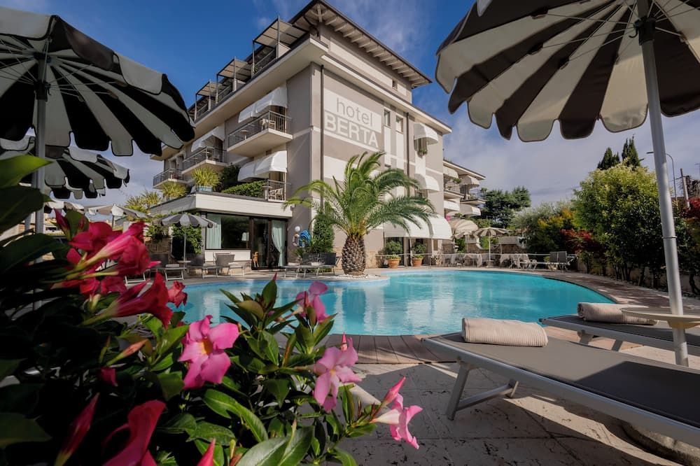 Hotel Berta - דסנצאנו דל גארדה - בריכה