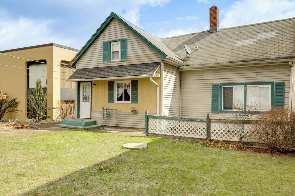 Near I-95 & Rhode Island Border! Pet-Friendly Home - Attleboro - Edificio