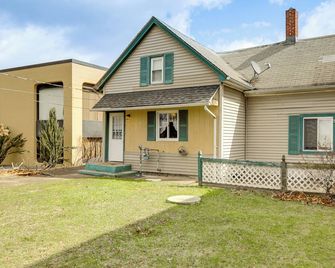 Near I-95 & Rhode Island Border! Pet-Friendly Home - Attleboro - Edificio