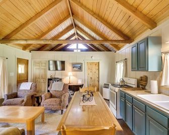 Hilltop Cabin Retreat by Lake Koocanusa! - Rexford - Pokój dzienny