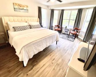 -The Wonder at Woodcreek-brTop neighborhood!brNear all amenities!brNear hospitals! - Pineville - Bedroom