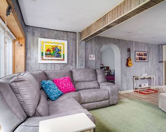 3/1 Wooded Nature Retreat Near Lakes and Skiing - Antioch - Sala de estar